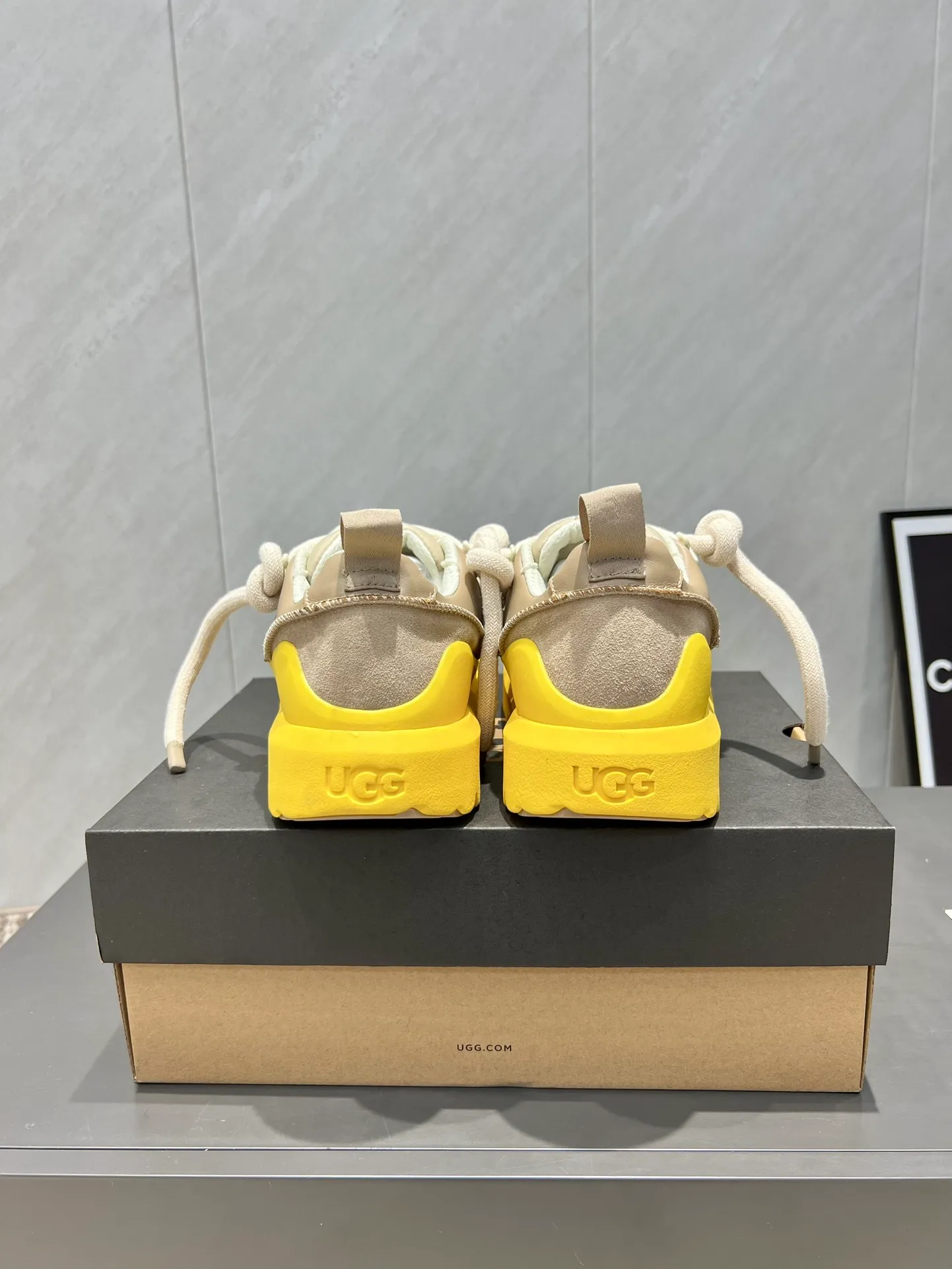 Factory: Couple P620💰 "Exclusive top version" UGG~25vs popular platform thick-soled casual shoes series... [Couple's thick-soled Maori casual shoes] A shoe that will not clash with shirts, simple partition design ➕ spotted outsole, silk curly upper, a must-have for autumn and winter, can be worn with any pants or skirt, very comfortable and good-looking... ❶Fabric: Original customized cow ➕ Sheepskin ❷Inner lining: original customized wool ❸Feet: original customized sheepskin ❹Outsole: original molded foam outsole ❺Number: 35-44 (Female 41. Male 45. Customized, non-returnable) ❻Packaging: Original full set of packaging ☀Color: Official website updated simultaneously